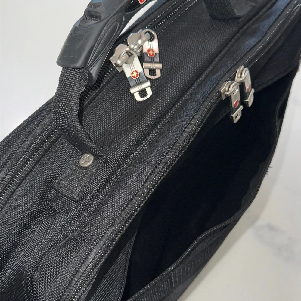 SWISS GEAR WENGER BUSINESS LAPTOP MESSENGER BAG NUMEROUS COMPARTMENTS 4 STORAGE